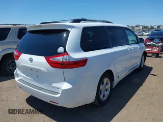 2015 Toyota Sienna LE AAS z VIN 5TDKK3DC3FS553918, wystawiony jako IAAI lot #42309906 z przebiegiem 127 529 mil mil oraz . Historia ofert i sprzedaży dostępna na DreamBid. Obrazek 4.