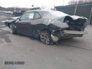 2017 Dodge Challenger SXT z VIN 2C3CDZAG6HH614807, wystawiony jako IAAI lot #35678971 z przebiegiem 65 795 mil mil oraz . Historia ofert i sprzedaży dostępna na DreamBid. Obrazek 3.