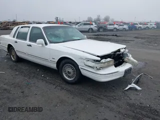 1995 Lincoln Town Car Signature z VIN 1LNLM82W7SY724429, wystawiony jako IAAI lot #41480974 z przebiegiem 101 351 mil mil oraz . Historia ofert i sprzedaży dostępna na DreamBid. Obrazek 1.