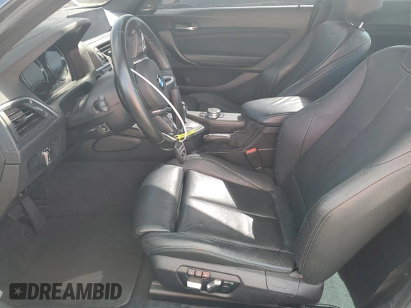 2018 BMW M2 z VIN WBS1J5C59J7B70349, wystawiony jako Copart lot #85573834 z przebiegiem 47 128 mil mil oraz Szkoda całkowita • Salvage title. Historia ofert i sprzedaży dostępna na DreamBid. Obrazek 7.