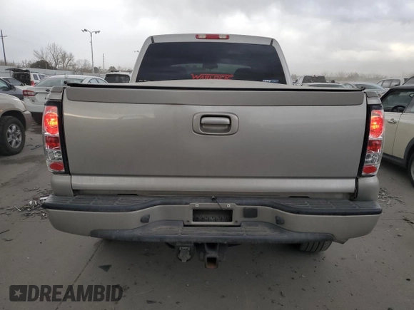 2005 GMC Sierra Denali z VIN 2GTEK63N951254277, wystawiony jako Copart lot #47635015 z przebiegiem 177 167 mil mil oraz Szkody całkowita. Historia ofert i sprzedaży dostępna na DreamBid. Obrazek 6.