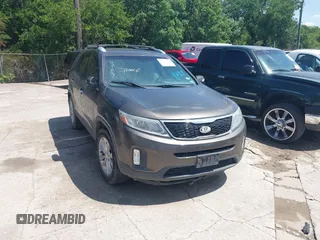 2014 Kia Sorento EX z VIN 5XYKU4A70EG431567, wystawiony jako IAAI lot #42317767 z przebiegiem 226 920 mil mil oraz . Historia ofert i sprzedaży dostępna na DreamBid. Obrazek 1.