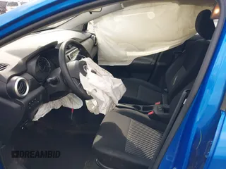 2024 Nissan Versa S z VIN 3N1CN8DV2RL813958, wystawiony jako IAAI lot #41967361 z przebiegiem 37 525 mil mil oraz . Historia ofert i sprzedaży dostępna na DreamBid. Obrazek 5.