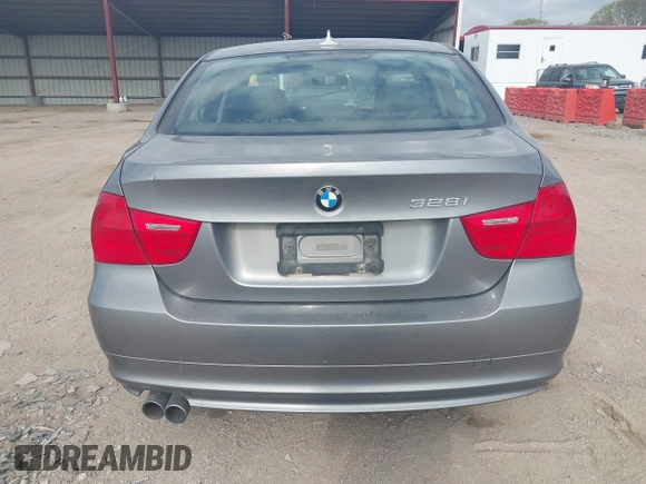2011 BMW 3 Series 328i xDrive z VIN WBAPK5C52BF123454, wystawiony jako IAAI lot #42108474 z przebiegiem 111 165 mil mil oraz . Historia ofert i sprzedaży dostępna na DreamBid. Obrazek 16.