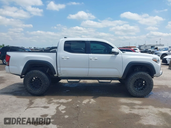 2017 Toyota Tacoma SR5 z VIN 5TFCZ5AN9HX070030, wystawiony jako IAAI lot #42212141 z przebiegiem 92 291 mil mil oraz . Historia ofert i sprzedaży dostępna na DreamBid. Obrazek 13.