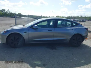 2025 Tesla Model 3 Long Range z VIN 5YJ3E1EA7SF892239, wystawiony jako IAAI lot #42068918 z przebiegiem 17 mil mil oraz . Historia ofert i sprzedaży dostępna na DreamBid. Obrazek 15.