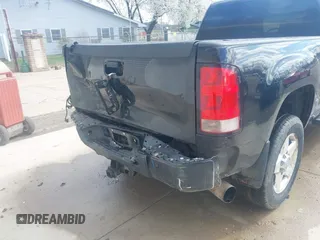 2011 GMC Sierra 2500HD Denali z VIN 1GT125C85BF190441, wystawiony jako IAAI lot #41971167 z przebiegiem 289 776 mil mil oraz . Historia ofert i sprzedaży dostępna na DreamBid. Obrazek 18.