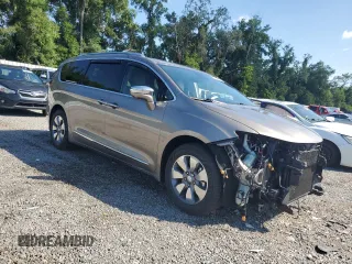 2018 Chrysler Pacifica Hybrid Limited z VIN 2C4RC1N73JR183492, wystawiony jako Copart lot #61833135 z przebiegiem 60 167 mil mil oraz Szkoda całkowita • Salvage title. Historia ofert i sprzedaży dostępna na DreamBid. Obrazek 4.