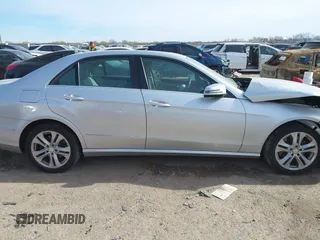 2011 Mercedes-Benz E 350 Luxury z VIN WDDHF8HB0BA362712, wystawiony jako IAAI lot #41074211 z przebiegiem Nie podano mil oraz . Historia ofert i sprzedaży dostępna na DreamBid. Obrazek 13.