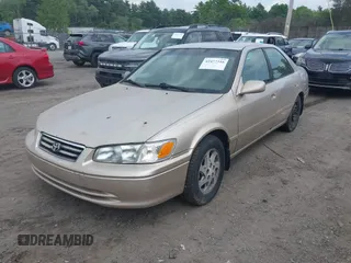 2000 Toyota Camry LE z VIN 4T1BF22K5YU938013, wystawiony jako IAAI lot #42477316 z przebiegiem 239 736 mil mil oraz . Historia ofert i sprzedaży dostępna na DreamBid. Obrazek 2.