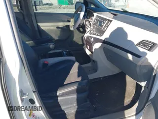 2011 Toyota Sienna SE with VIN 5TDXK3DC7BS029302, listed as a IAAI auction lot 41632724 with 211,503 mi miles. Bid and sale history available at carsss.com. Image 5.