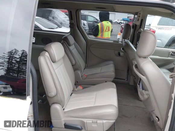 2005 Chrysler Town & Country Touring with VIN 2C4GP54L25R395372, listed as a IAAI auction lot 41805284 with 143,431 mi miles. Bid and sale history available at carsss.com. Image 8.