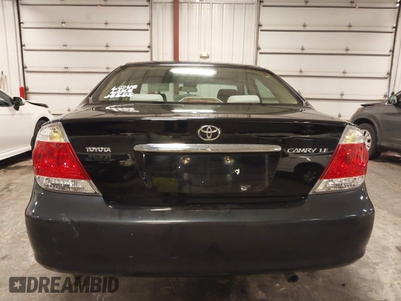2005 Toyota Camry STD z VIN 4T1BE32K75U591725, wystawiony jako IAAI lot #42407471 z przebiegiem 180 756 mil mil oraz . Historia ofert i sprzedaży dostępna na DreamBid. Obrazek 17.
