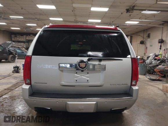 2014 Cadillac Escalade Platinum z VIN 1GYS4DEF4ER220739, wystawiony jako IAAI lot #41887685 z przebiegiem 150 067 mil mil oraz . Historia ofert i sprzedaży dostępna na DreamBid. Obrazek 16.