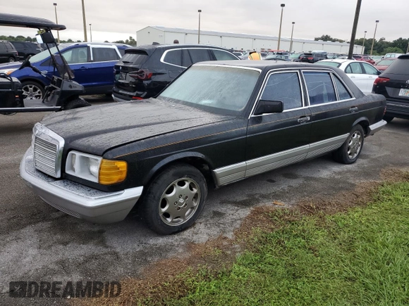 1985 Mercedes-Benz 500 SEL z VIN WDBCA37D2FA121537, wystawiony jako Copart lot #74276044 z przebiegiem Nie podano mil oraz Szkoda całkowita • Salvage title. Historia ofert i sprzedaży dostępna na DreamBid. Obrazek 1.
