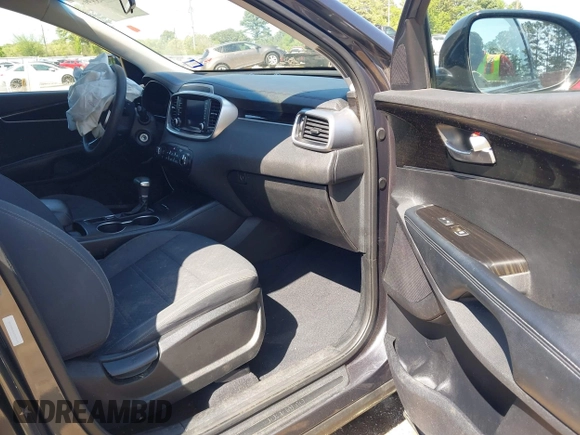 2019 Kia Sorento LX z VIN 5XYPG4A35KG529645, wystawiony jako IAAI lot #41995339 z przebiegiem 106 827 mil mil oraz . Historia ofert i sprzedaży dostępna na DreamBid. Obrazek 5.