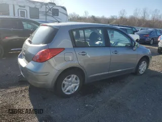 2009 Nissan Versa S z VIN 3N1BC13E29L501164, wystawiony jako Copart lot #52091975 z przebiegiem 95 963 mil mil oraz Czysty tytuł • Clean title. Historia ofert i sprzedaży dostępna na DreamBid. Obrazek 3.