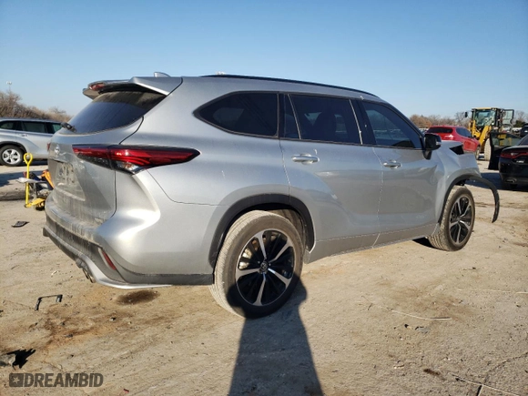 2022 Toyota Highlander XSE with VIN 5TDLZRAH9NS134702, listed as a Copart auction lot 86979134 with 28,151 mi miles and Salvage Title. Bid and sale history available at carsss.com. Image 3.