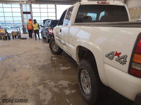 2004 GMC Sierra 2500HD SLT with VIN 1GTHK29U74E317331, listed as a IAAI auction lot 41440880 with 254,345 mi miles. Bid and sale history available at carsss.com. Image 20.