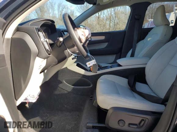 2021 Volvo XC40 Momentum with VIN YV4162UK3M2456124, listed as a Copart auction lot 41666365 with 20,542 mi miles and Salvage Title. Bid and sale history available at carsss.com. Image 7.