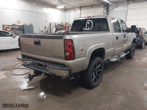 2003 Chevrolet Silverado 2500HD LS with VIN 1GCHK23133F136475, listed as a IAAI auction lot 41609322 with 233,193 mi miles. Bid and sale history available at carsss.com. Image 4.