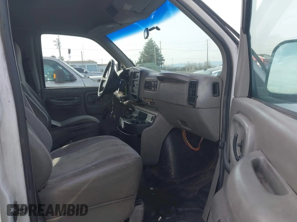 2001 GMC Savana z VIN 1GTFG25M511903592, wystawiony jako IAAI lot #41366465 z przebiegiem Nie podano mil oraz . Historia ofert i sprzedaży dostępna na DreamBid. Obrazek 5.