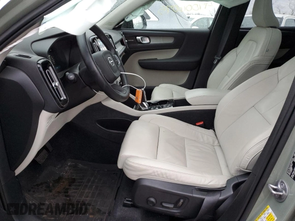 2023 Volvo XC40 Ultimate Dark Theme z VIN YV4L12UX9P2068547, wystawiony jako Copart lot #47006075 z przebiegiem 27 126 mil mil oraz Szkoda całkowita • Salvage title. Historia ofert i sprzedaży dostępna na DreamBid. Obrazek 7.