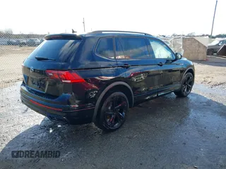 2023 Volkswagen Tiguan SE R-Line Black z VIN 3VVCB7AX5PM100499, wystawiony jako IAAI lot #41261505 z przebiegiem 26 677 mil mil oraz . Historia ofert i sprzedaży dostępna na DreamBid. Obrazek 4.