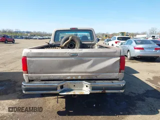 1997 Ford F-250 z VIN 1FTHX25G1VEC11525, wystawiony jako IAAI lot #42063357 z przebiegiem 226 222 mil mil oraz . Historia ofert i sprzedaży dostępna na DreamBid. Obrazek 17.