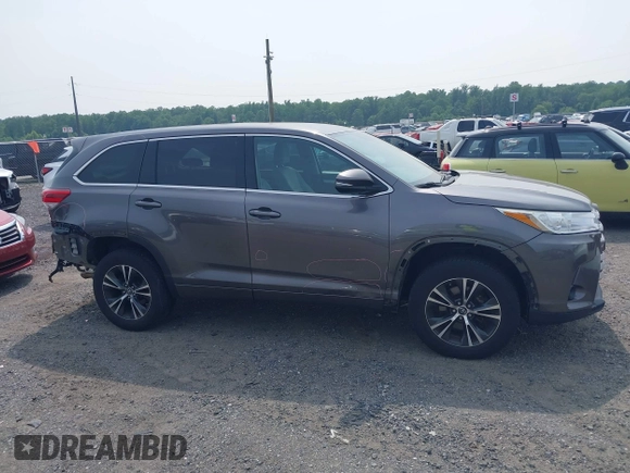 2018 Toyota Highlander LE z VIN 5TDBZRFH3JS841728, wystawiony jako IAAI lot #42424705 z przebiegiem 93 473 mil mil oraz . Historia ofert i sprzedaży dostępna na DreamBid. Obrazek 13.