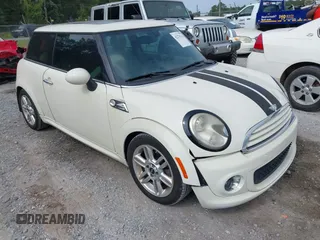 2011 MINI Hardtop z VIN WMWSU3C53BT182779, wystawiony jako IAAI lot #42278116 z przebiegiem 83 970 mil mil oraz . Historia ofert i sprzedaży dostępna na DreamBid. Obrazek 1.
