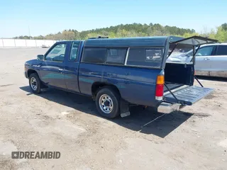 1994 Nissan Frontier XE z VIN 1N6SD16S8RC323555, wystawiony jako IAAI lot #41856742 z przebiegiem 62 619 mil mil oraz . Historia ofert i sprzedaży dostępna na DreamBid. Obrazek 3.