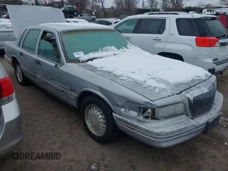 1997 Lincoln Town Car Signature z VIN 1LNLM82W9VY737302, wystawiony jako IAAI lot #41550937 z przebiegiem Nie podano mil oraz . Historia ofert i sprzedaży dostępna na DreamBid. Obrazek 1.