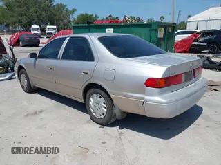 2000 Toyota Camry CE z VIN 4T1BG22K5YU972322, wystawiony jako IAAI lot #42098429 z przebiegiem 122 351 mil mil oraz . Historia ofert i sprzedaży dostępna na DreamBid. Obrazek 3.
