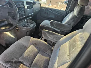 2004 Chevrolet Express Passenger z VIN 1GBFG15T141225336, wystawiony jako Copart lot #79581294 z przebiegiem Nie podano mil oraz Czysty tytuł • Clean title. Historia ofert i sprzedaży dostępna na DreamBid. Obrazek 9.
