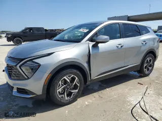 2025 Kia Sportage LX with VIN KNDPU3DF6S7350987, listed as a Copart auction lot 49227945 with 9,789 mi miles and Clean Title. Bid and sale history available at carsss.com. Image 1.