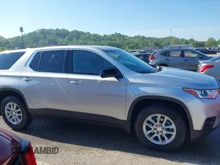 2018 Chevrolet Traverse LS z VIN 1GNERFKW7JJ145166, wystawiony jako IAAI lot #42161304 z przebiegiem 104 165 mil mil oraz . Historia ofert i sprzedaży dostępna na DreamBid. Obrazek 13.