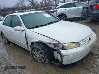1999 Toyota Camry LE z VIN 4T1BF28K4XU931902, wystawiony jako IAAI lot #41707824 z przebiegiem 171 224 mil mil oraz . Historia ofert i sprzedaży dostępna na DreamBid. Obrazek 1.
