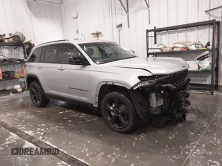 2023 Jeep Grand Cherokee Altitude z VIN 1C4RJHAGXP8882546, wystawiony jako IAAI lot #41794805 z przebiegiem 17 071 mil mil oraz . Historia ofert i sprzedaży dostępna na DreamBid. Obrazek 1.