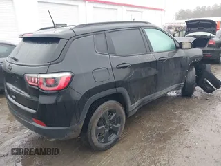 2018 Jeep Compass Latitude with VIN 3C4NJDBB0JT298644, listed as a IAAI auction lot 41581635 with 101,077 mi miles. Bid and sale history available at carsss.com. Image 4.