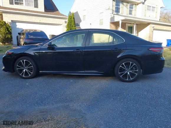 2018 Toyota Camry LE with VIN JTNB11HK9J3015903, listed as a IAAI auction lot 41949640 with 82,161 mi miles. Bid and sale history available at carsss.com. Image 15.