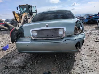 2005 Lincoln Town Car Signature z VIN 1LNHM81W75Y608000, wystawiony jako Copart lot #51570675 z przebiegiem 107 860 mil mil oraz Szkoda całkowita • Salvage title. Historia ofert i sprzedaży dostępna na DreamBid. Obrazek 6.