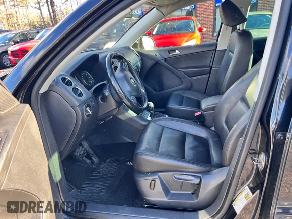 2011 Volkswagen Tiguan SE with VIN WVGBV7AX4BW535519, listed as a Copart auction lot 50371585 with 150,695 mi miles and Clean Title. Bid and sale history available at DreamBid. Image 5.
