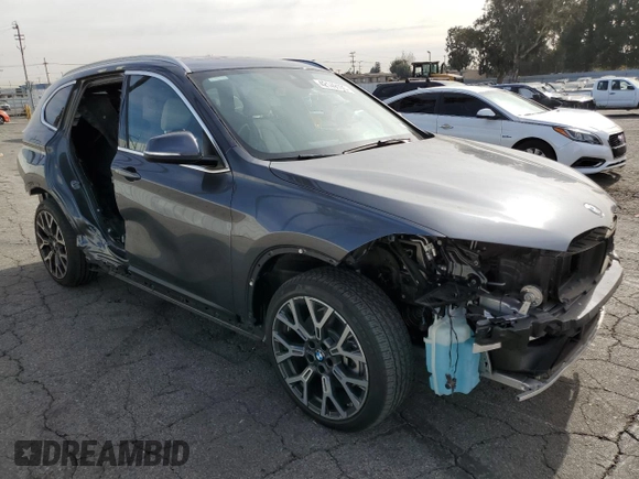 2022 BMW X1 sDrive28i with VIN WBXJG7C08N5U51727, listed as a Copart auction lot 42149105 with 19,240 mi miles and Salvage Title. Bid and sale history available at carsss.com. Image 4.