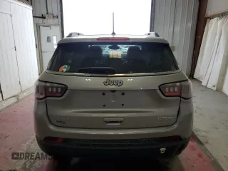 2018 Jeep Compass Latitude z VIN 3C4NJDBB3JT360814, wystawiony jako Copart lot #55018455 z przebiegiem 69 582 mil mil oraz Szkoda całkowita • Salvage title. Historia ofert i sprzedaży dostępna na DreamBid. Obrazek 6.