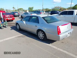 2008 Cadillac DTS 1SD z VIN 1G6KD57Y78U180638, wystawiony jako IAAI lot #42360062 z przebiegiem 90 012 mil mil oraz . Historia ofert i sprzedaży dostępna na DreamBid. Obrazek 3.