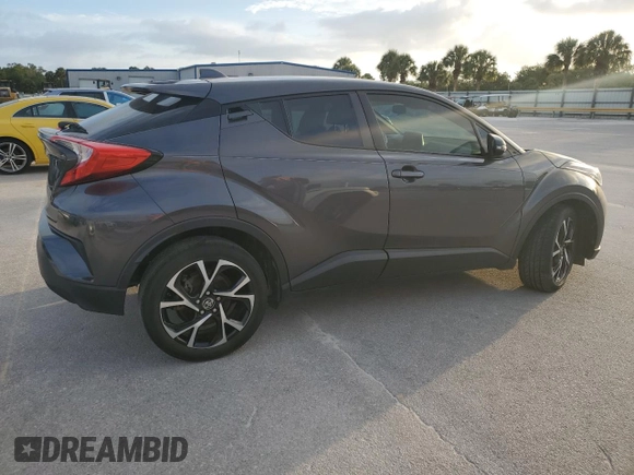 2022 Toyota C-HR XLE z VIN NMTKHMBX9NR141168, wystawiony jako Copart lot #50906365 z przebiegiem 44 268 mil mil oraz Czysty tytuł • Clean title. Historia ofert i sprzedaży dostępna na DreamBid. Obrazek 3.