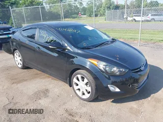2013 Hyundai Elantra GLS z VIN KMHDH4AE3DU556826, wystawiony jako IAAI lot #42420297 z przebiegiem 138 268 mil mil oraz . Historia ofert i sprzedaży dostępna na DreamBid. Obrazek 1.
