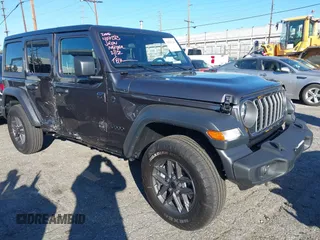 2025 Jeep Wrangler Sport S z VIN 1C4PJXDN7SW517144, wystawiony jako IAAI lot #41643143 z przebiegiem 127 mil mil oraz . Historia ofert i sprzedaży dostępna na DreamBid. Obrazek 1.