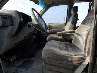 1991 Dodge Caravan z VIN 2B4GK55R6MR136865, wystawiony jako Copart lot #83209824 z przebiegiem 44 931 mil mil oraz Tytuł czysty. Historia ofert i sprzedaży dostępna na DreamBid. Obrazek 7.